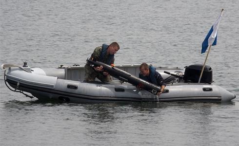 Duikers laten een Autonomous Underwater Vehicle, Remus, te water. Foto: ministerie van Defensie