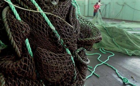Medewerkers sorteren oude netten - (C) Healthy Seas