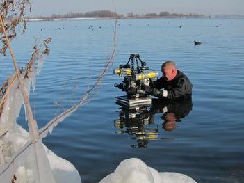 Robert Hughan filmt de Zevenhuizerplas in de winter