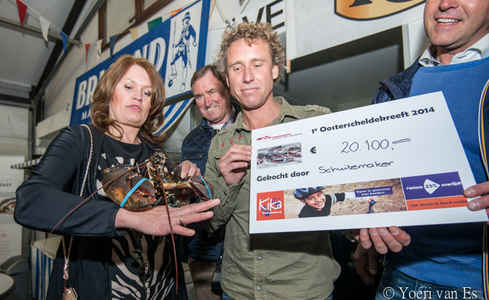 De eerste Oosterscheldekreeft van 2014 leverde ruim 20-duizend euro op voor Kika