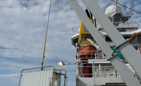 Wetenschappers halen zeewatermonsters binnen aan boord van de RRS James Cook