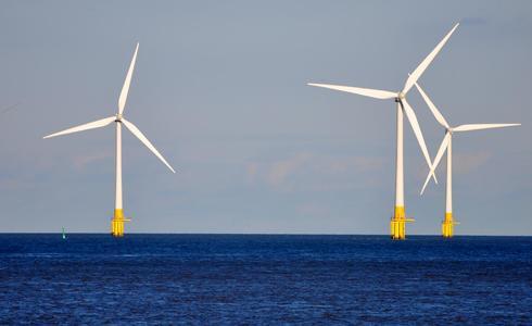 Windmolens in de Noordzee - Foto: Martin Pettitt