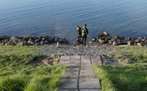 Duikers gaan het water in bij Dreischor Gemaal - Foto: Wil Stutterheim