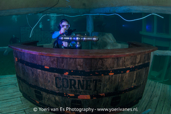 Duiker tapt onder water een biertje in TODI - Foto: Yoeri van Es Fotografie