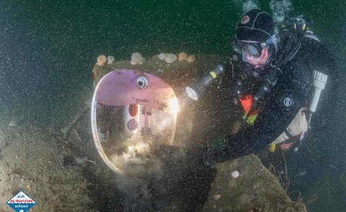 Duiker met afval van de MSC Zoë - © Joost van Uffelen