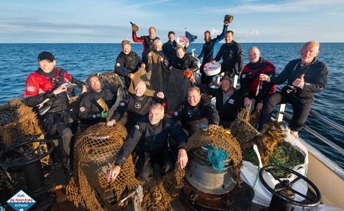 Team afvalduikers van Stichting Duik de Noordzee Schoon - © Joost van Uffelen